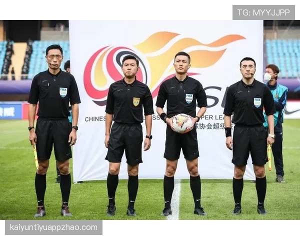 规则拆解型：裁判手势都代表啥？一文读懂足球判罚信号背后含义