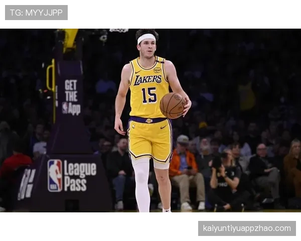 里夫斯无球跑动牵制防线，湖人进攻空间显著提升